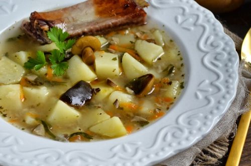 Kartoflana zupa z marynowanymi grzybkami